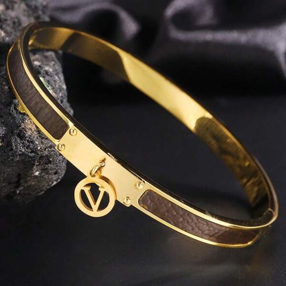 18K Gold Filled Bangle Bracelet Inlay with “V” Charm - Picture 1 of 4
